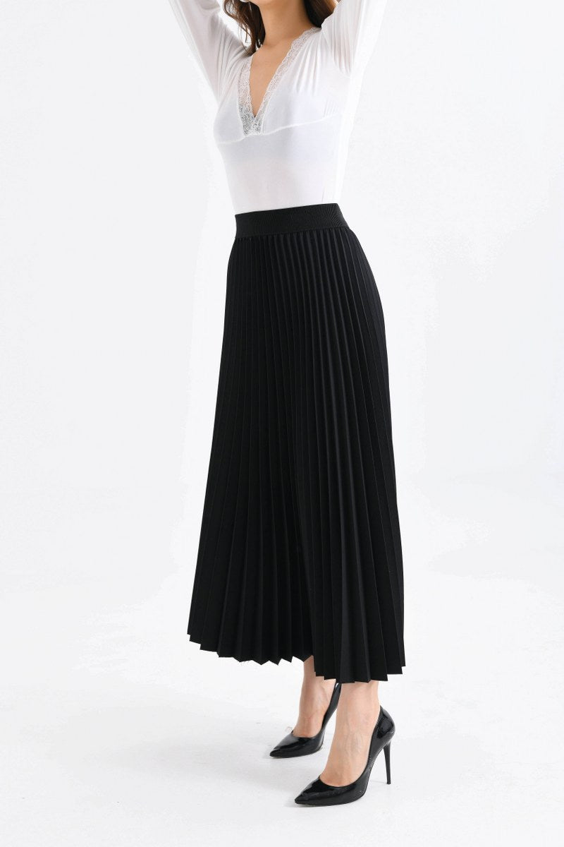 PUAN Pleated Skirt Black